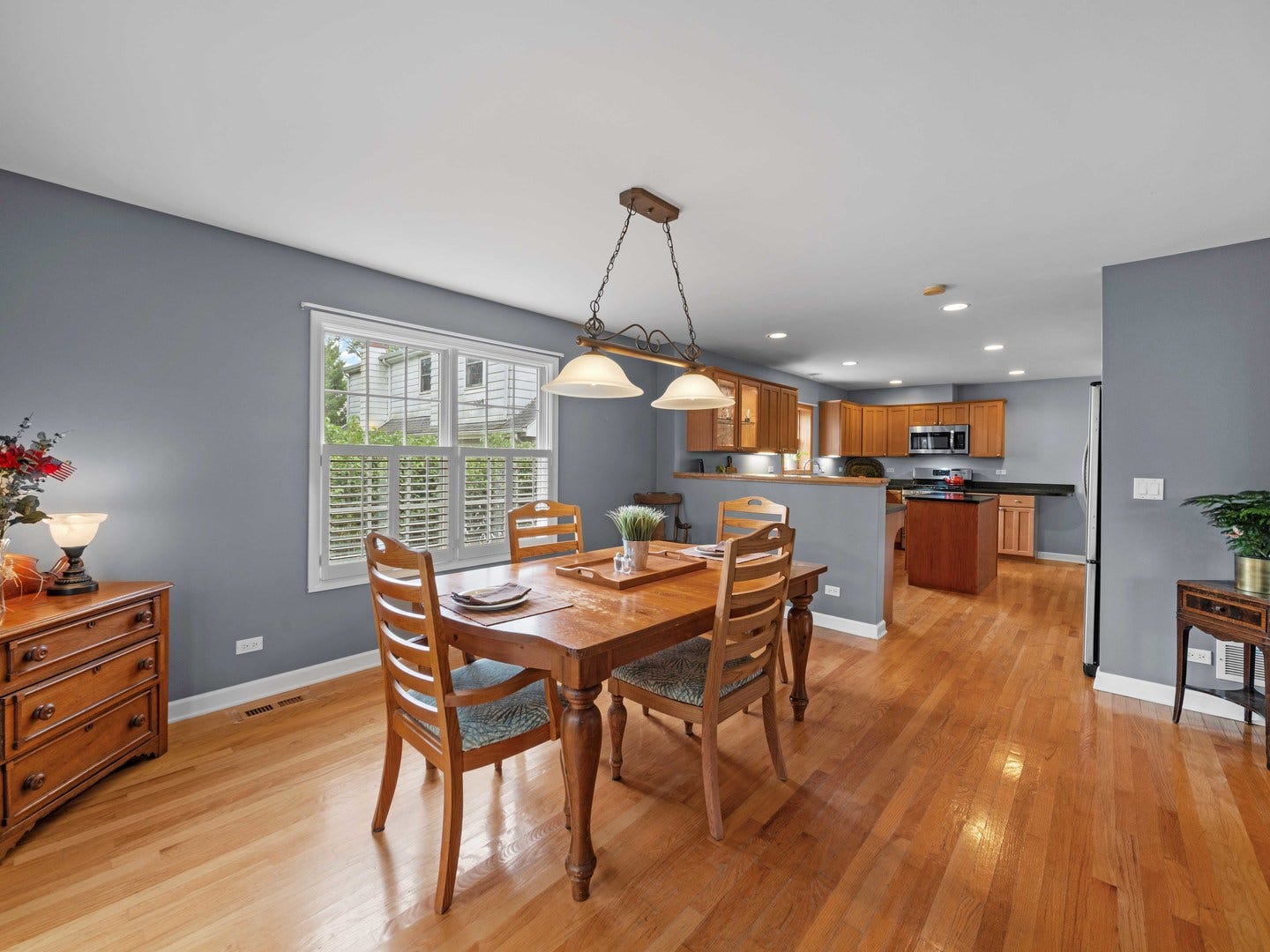 2126 Hickory Court, Glenview, IL 60025 2126 Hickory Court, Glenview, IL 60025