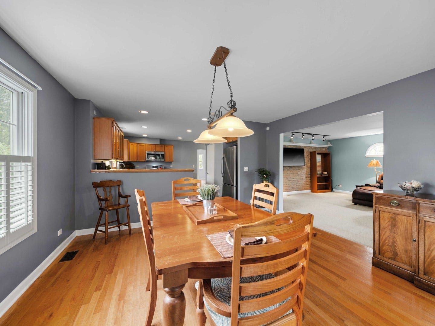 2126 Hickory Court, Glenview, IL 60025 2126 Hickory Court, Glenview, IL 60025