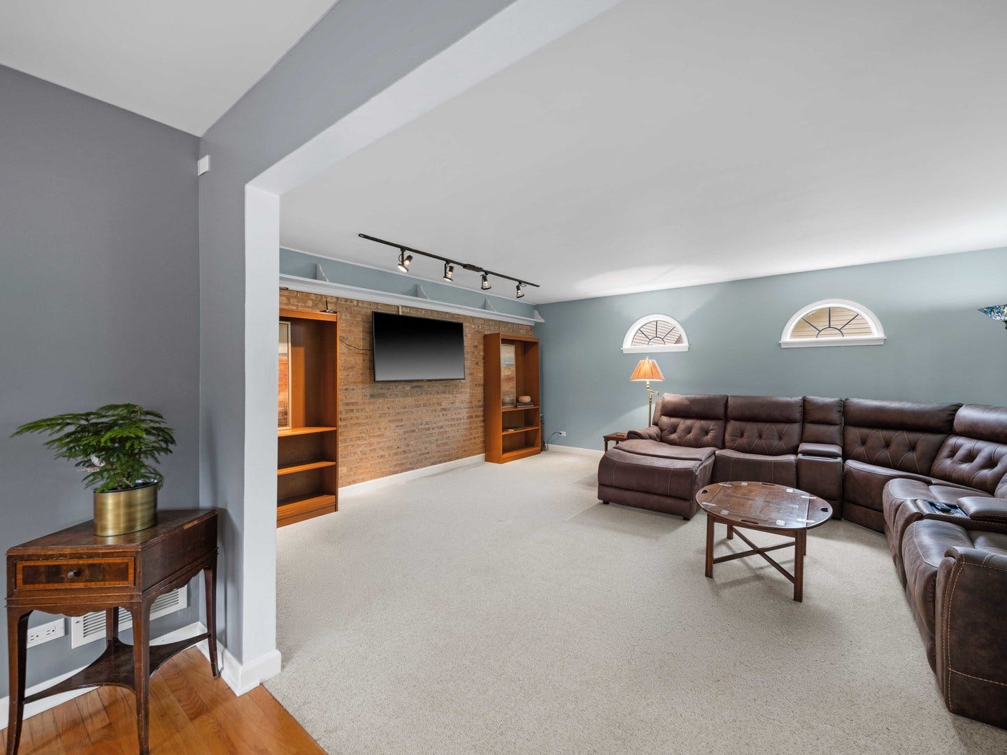 2126 Hickory Court, Glenview, IL 60025 2126 Hickory Court, Glenview, IL 60025