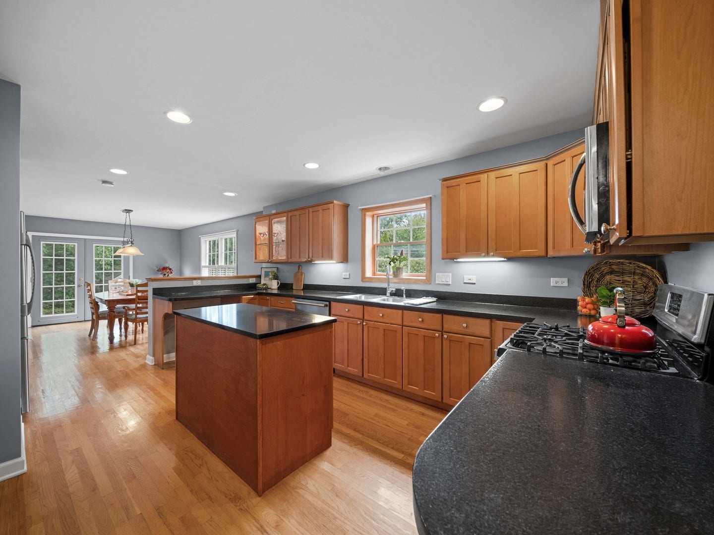 2126 Hickory Court, Glenview, IL 60025 2126 Hickory Court, Glenview, IL 60025