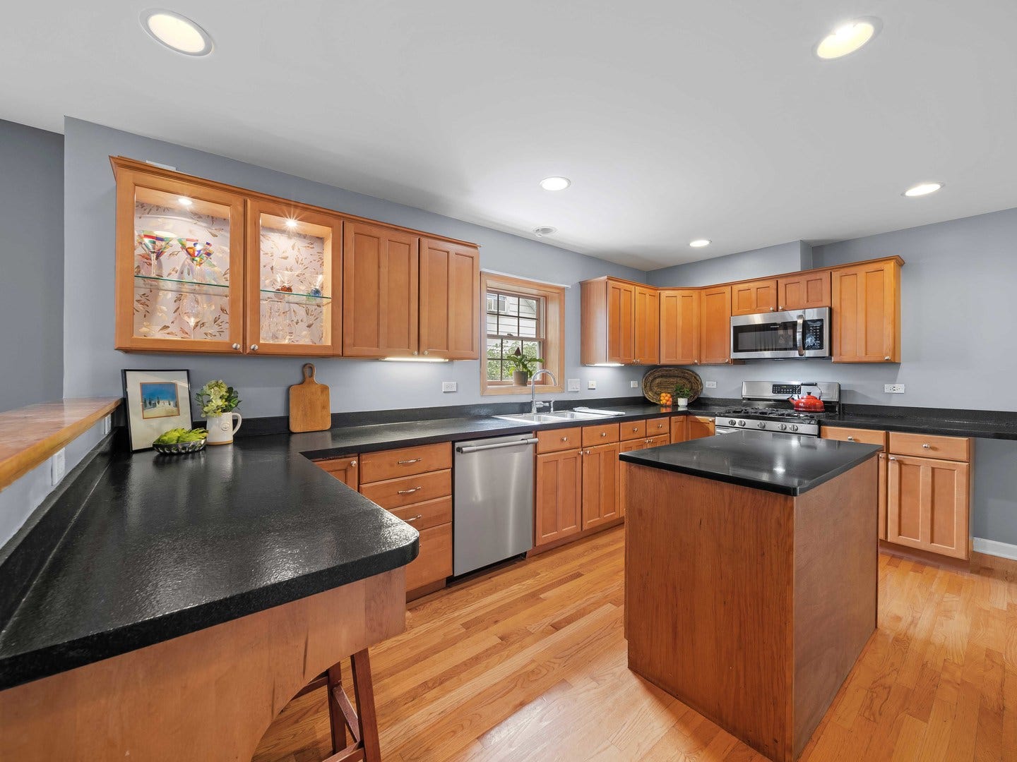 2126 Hickory Court, Glenview, IL 60025 2126 Hickory Court, Glenview, IL 60025