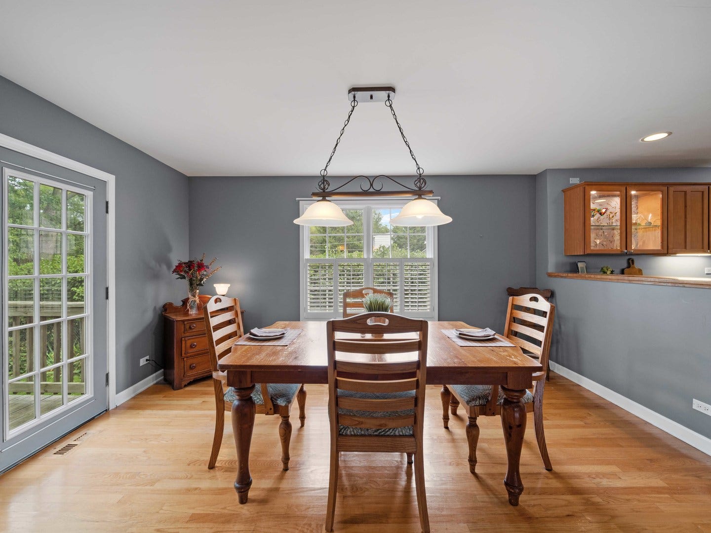 2126 Hickory Court, Glenview, IL 60025 2126 Hickory Court, Glenview, IL 60025