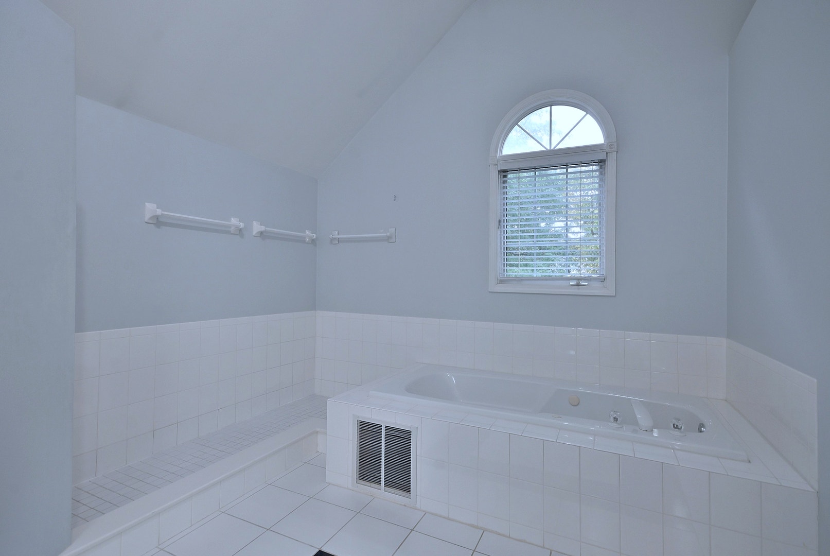 1944 Clyde Drive, Naperville, IL 60565 1944 Clyde Drive, Naperville, IL 60565