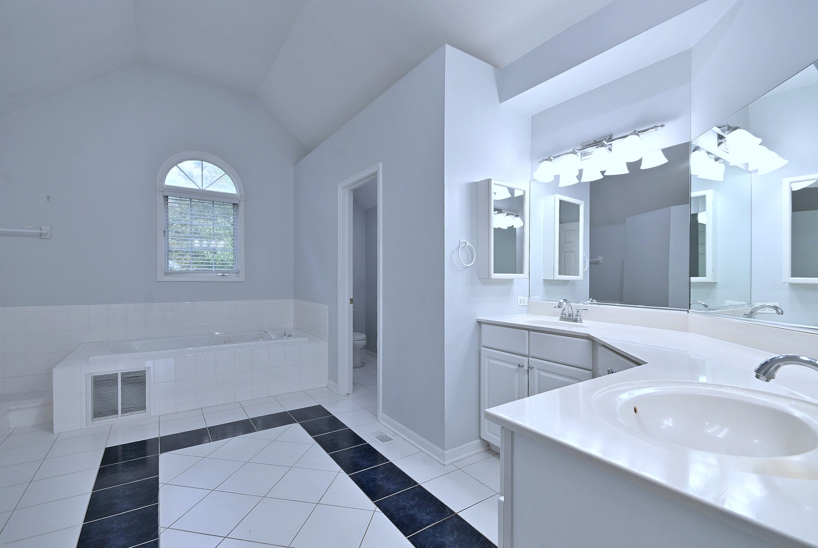 1944 Clyde Drive, Naperville, IL 60565 1944 Clyde Drive, Naperville, IL 60565