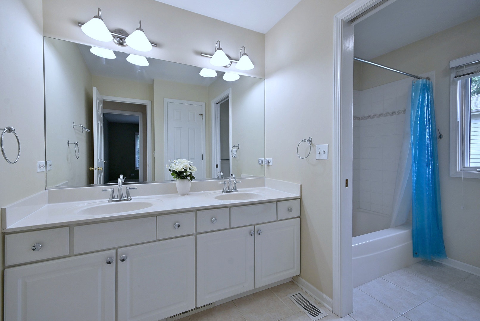1944 Clyde Drive, Naperville, IL 60565 1944 Clyde Drive, Naperville, IL 60565