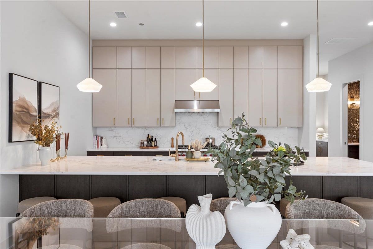 2235 W Oakdale Avenue, #16-B, Chicago, IL 60618