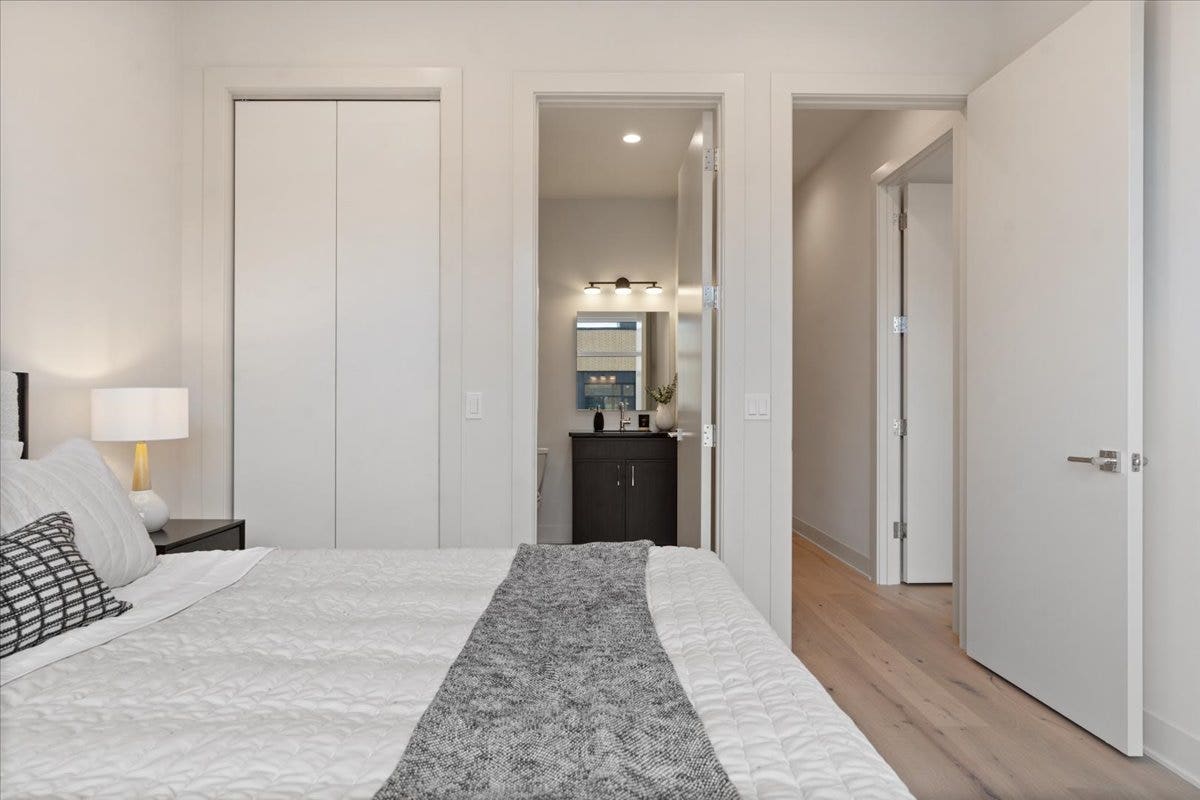2235 W Oakdale Avenue, #16-B, Chicago, IL 60618