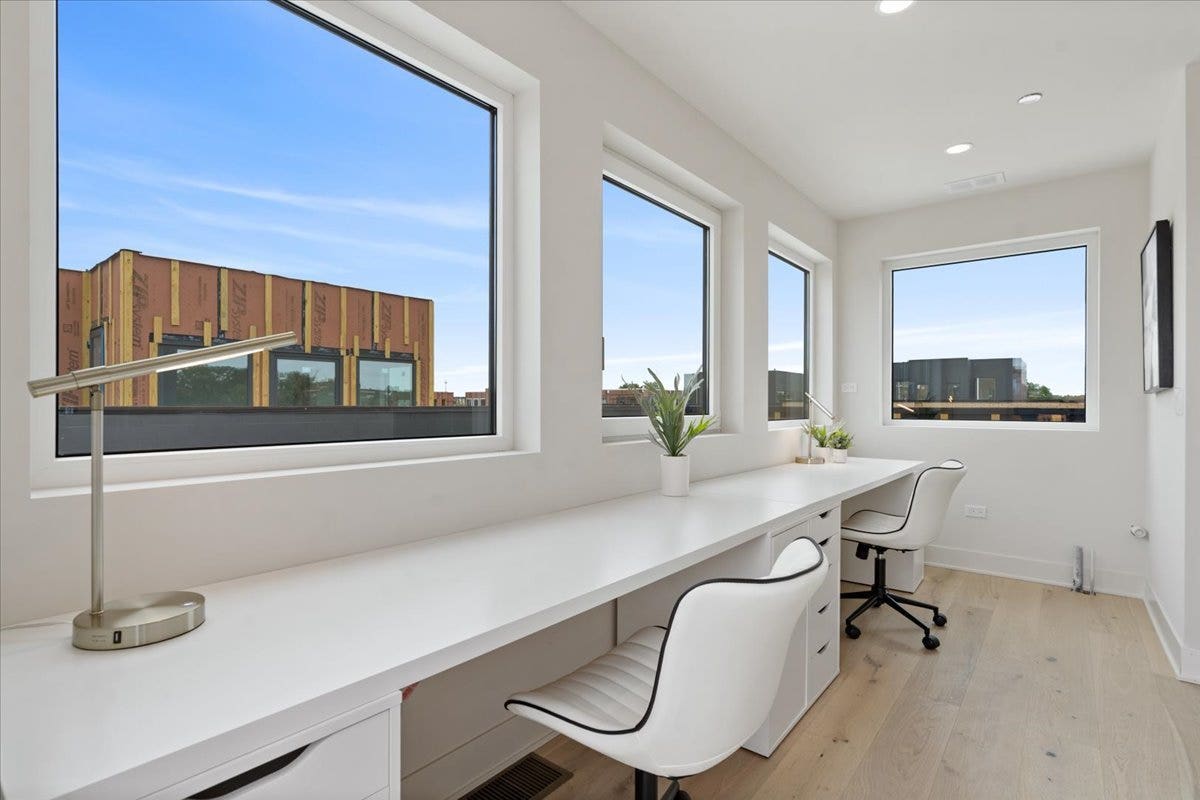2235 W Oakdale Avenue, #16-B, Chicago, IL 60618