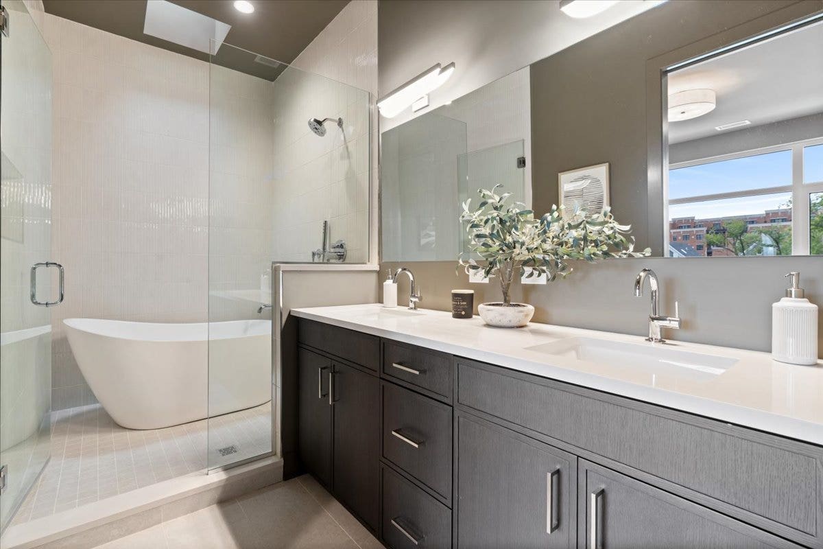 2235 W Oakdale Avenue, #16-B, Chicago, IL 60618