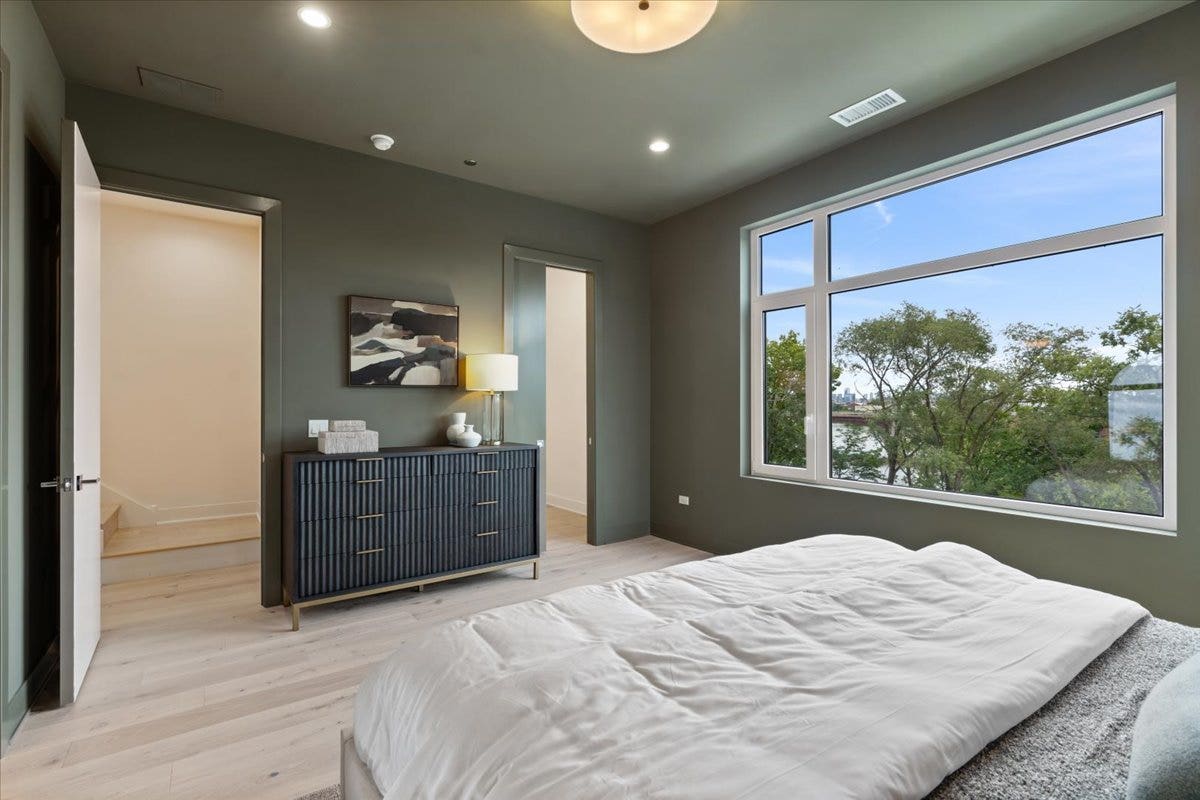 2235 W Oakdale Avenue, #16-B, Chicago, IL 60618