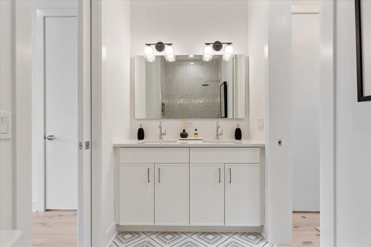 2235 W Oakdale Avenue, #16-B, Chicago, IL 60618