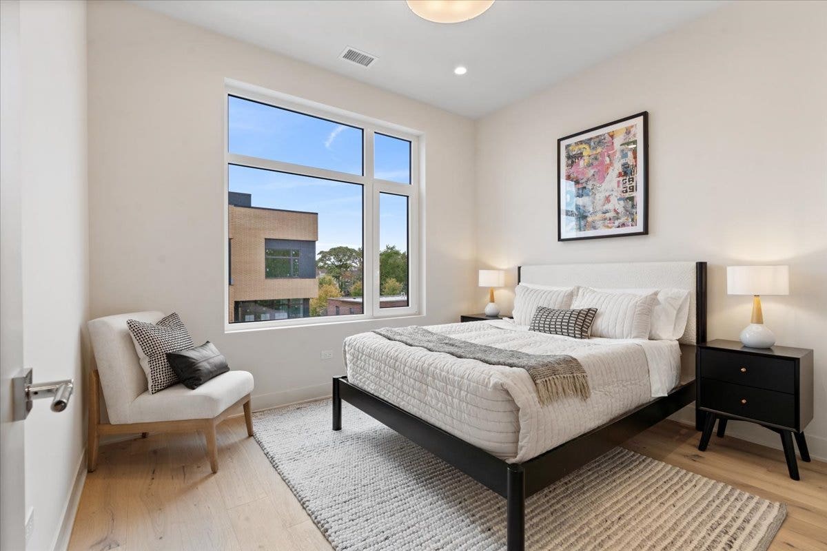 2235 W Oakdale Avenue, #16-B, Chicago, IL 60618