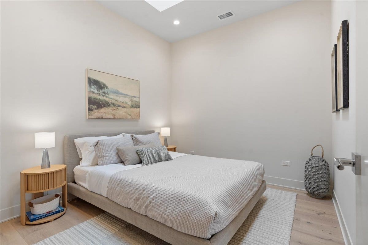 2235 W Oakdale Avenue, #16-B, Chicago, IL 60618