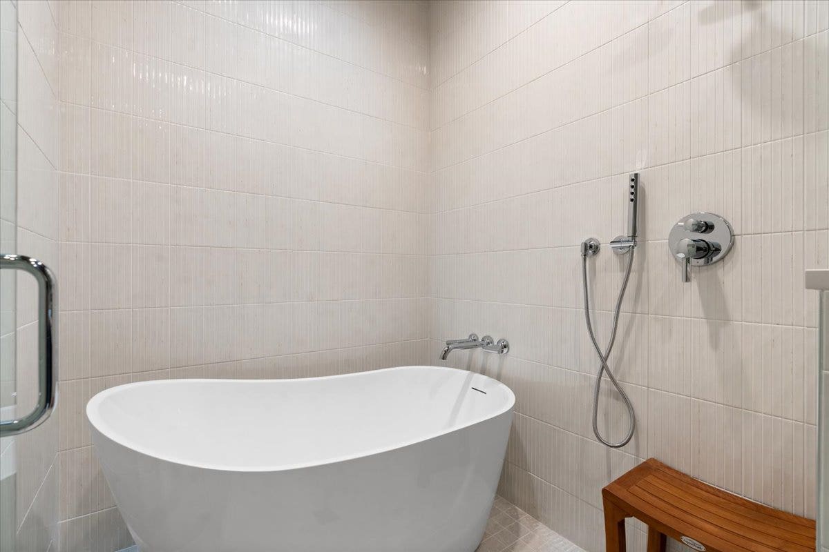 2235 W Oakdale Avenue, #16-B, Chicago, IL 60618