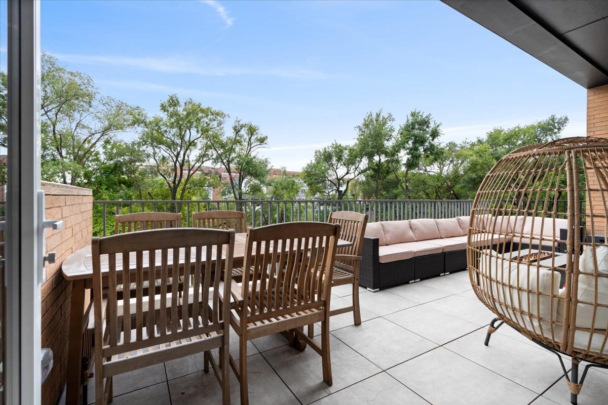 2235 W Oakdale Avenue, #16-B, Chicago, IL 60618