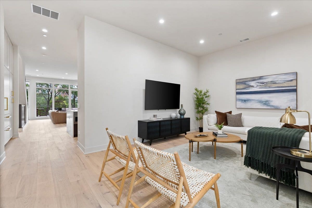 2235 W Oakdale Avenue, #16-B, Chicago, IL 60618