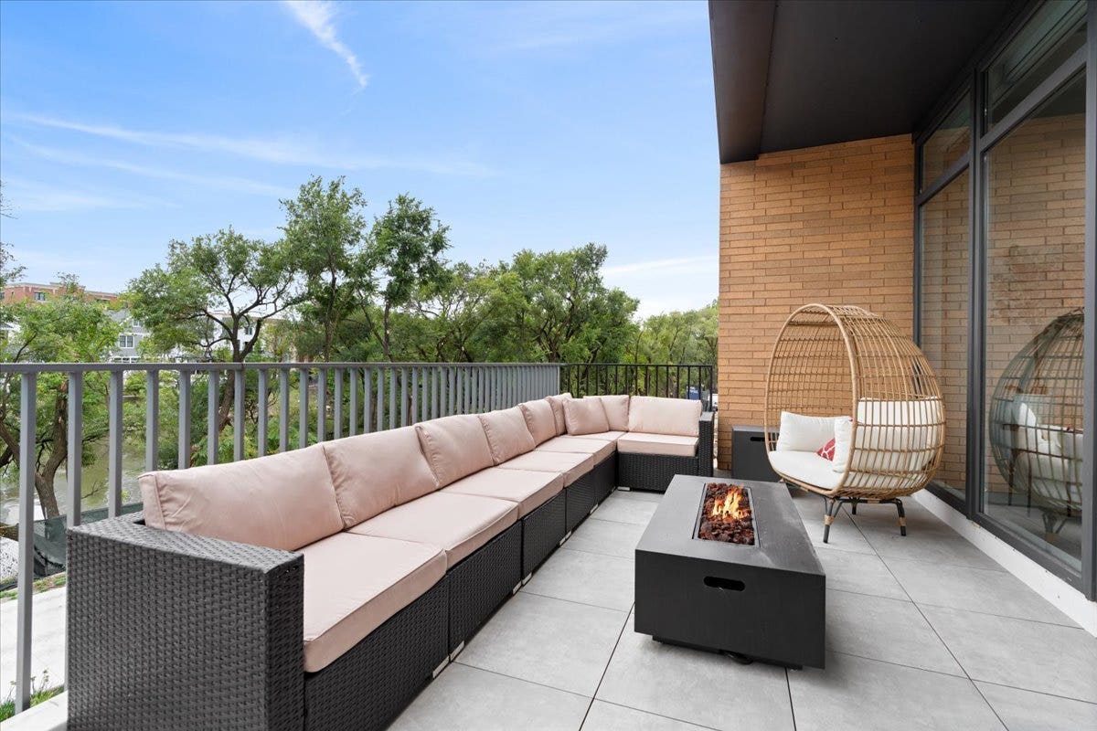 2235 W Oakdale Avenue, #16-B, Chicago, IL 60618