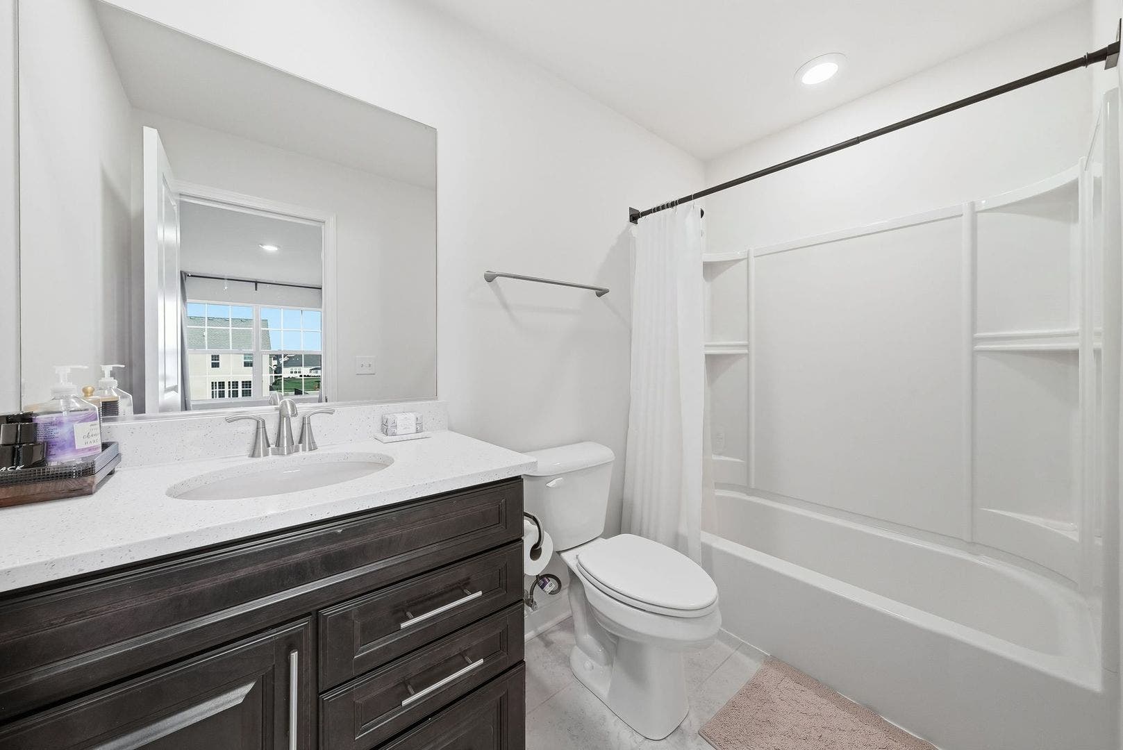 3589 Emerald Road, Elgin, IL 60124 Princess' Suite Bathroom