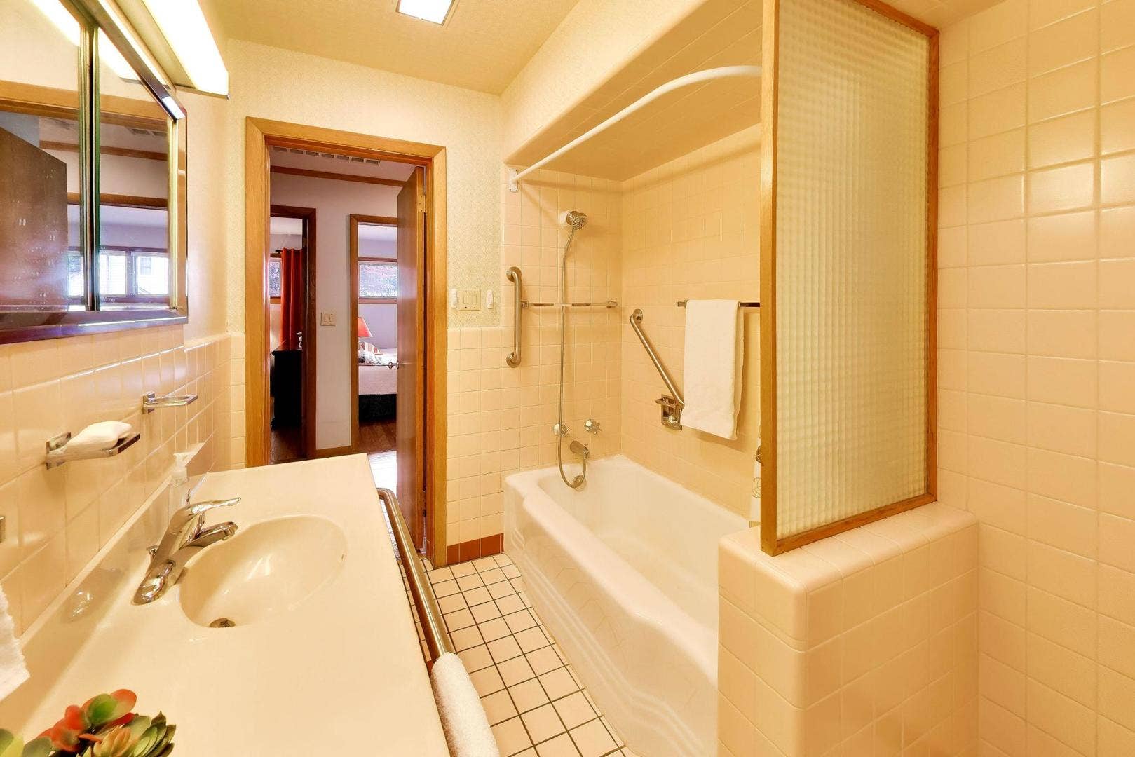 221 Ingleside Avenue, Aurora, IL 60506 221 Ingleside Avenue, Aurora, IL 60506