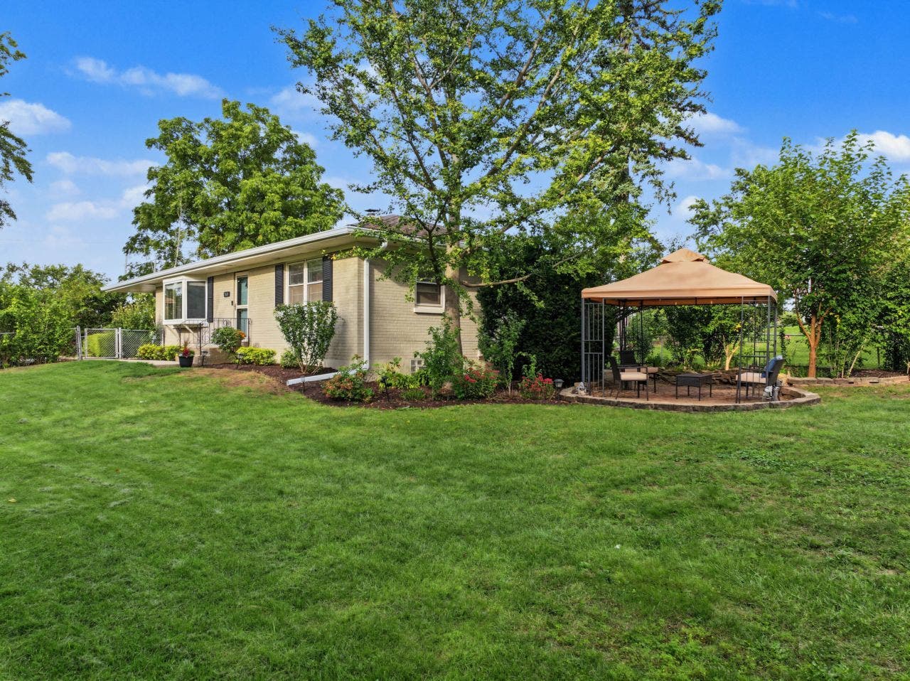 5601 Lee Avenue, Downers Grove, IL 60516