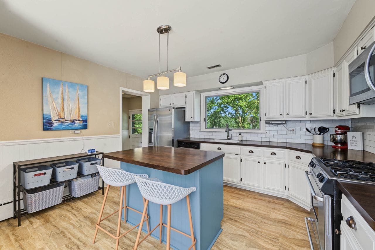 5601 Lee Avenue, Downers Grove, IL 60516