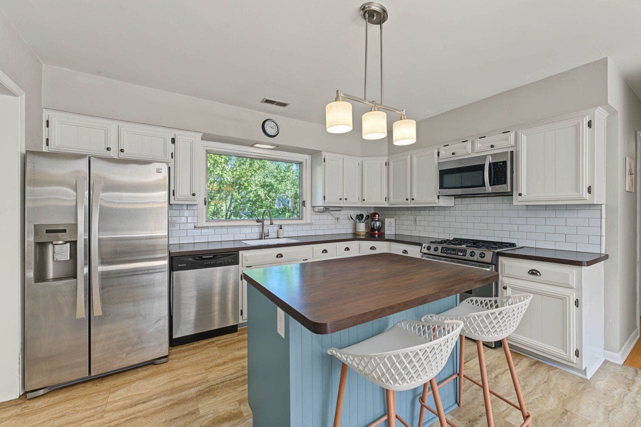 5601 Lee Avenue, Downers Grove, IL 60516