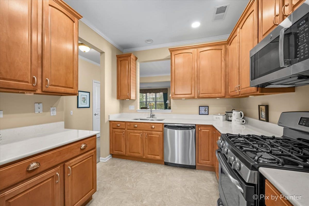 2892 Edgewater Drive, Elgin, IL 60124 2892 Edgewater Drive, Elgin, IL 60124