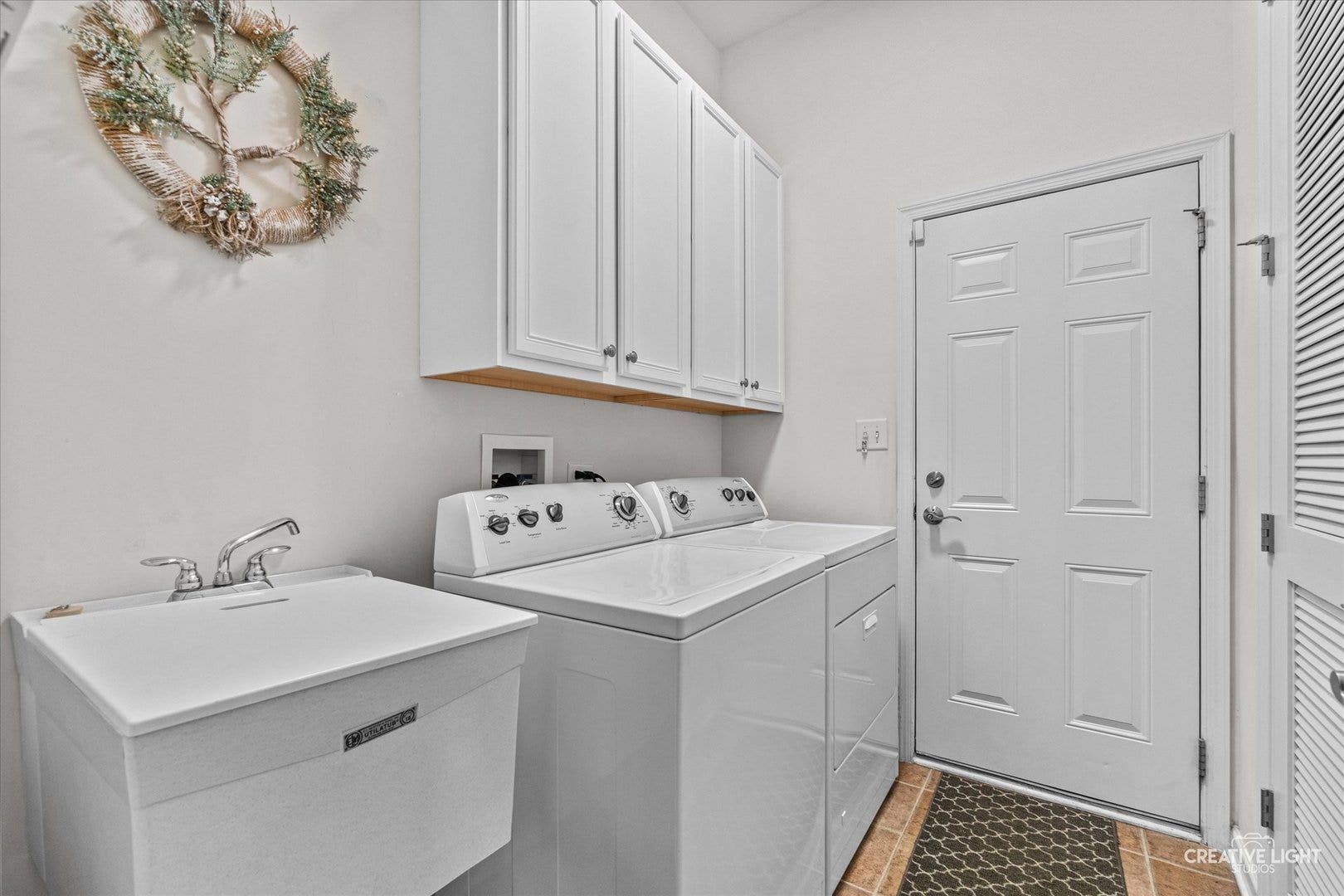 3886 Seigle Drive, Elgin, IL 60124 3886 Seigle Drive, Elgin, IL 60124