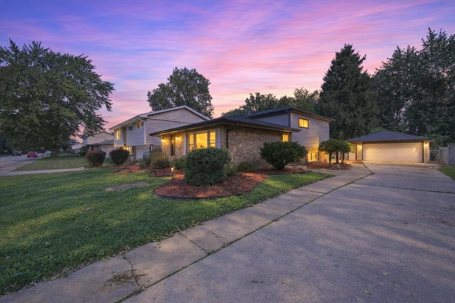 Property photo for 15207 Waterman Drive, South Holland, IL
