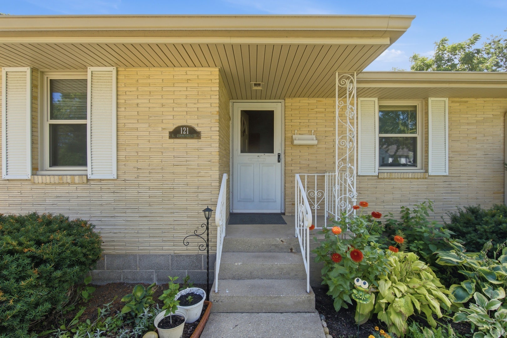 121 S Commonwealth Avenue, Elgin, IL 60123 121 S Commonwealth Avenue, Elgin, IL 60123