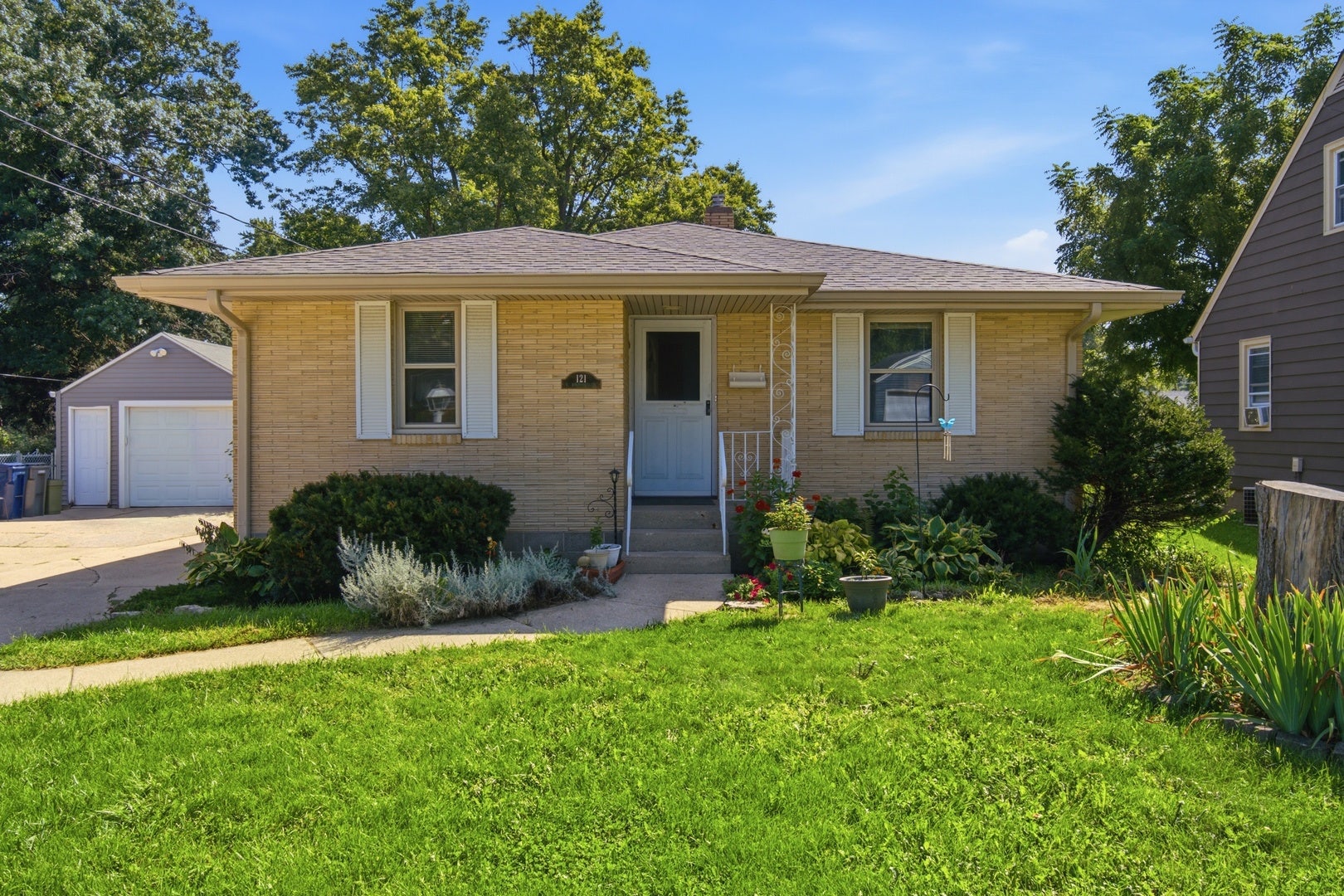 121 S Commonwealth Avenue, Elgin, IL 60123 121 S Commonwealth Avenue, Elgin, IL 60123