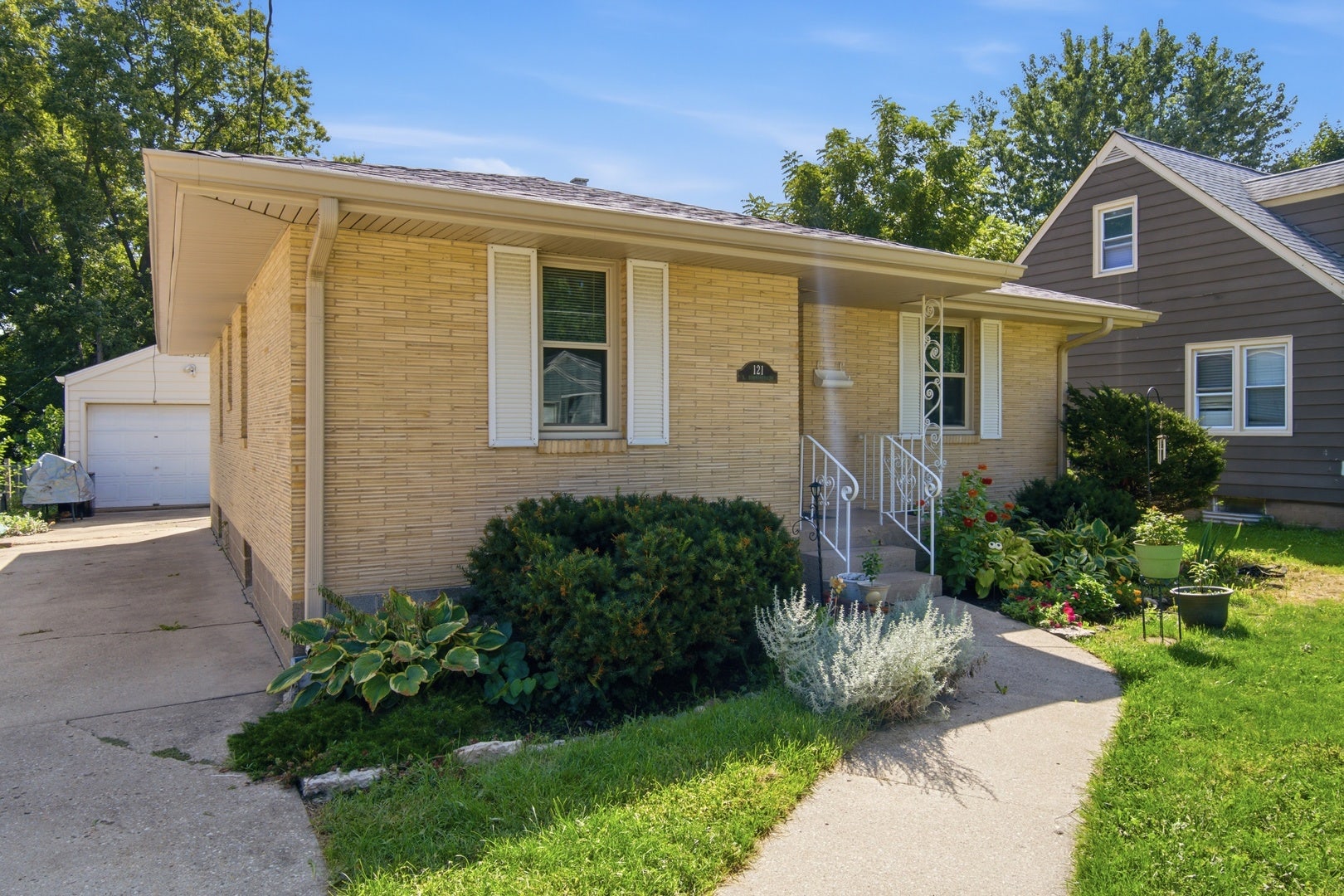 121 S Commonwealth Avenue, Elgin, IL 60123 121 S Commonwealth Avenue, Elgin, IL 60123