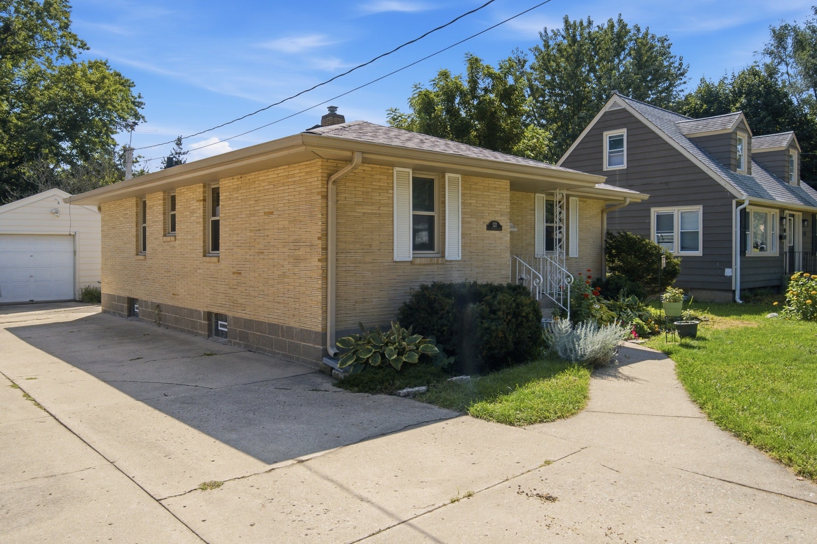 121 S Commonwealth Avenue, Elgin, IL 60123 121 S Commonwealth Avenue, Elgin, IL 60123