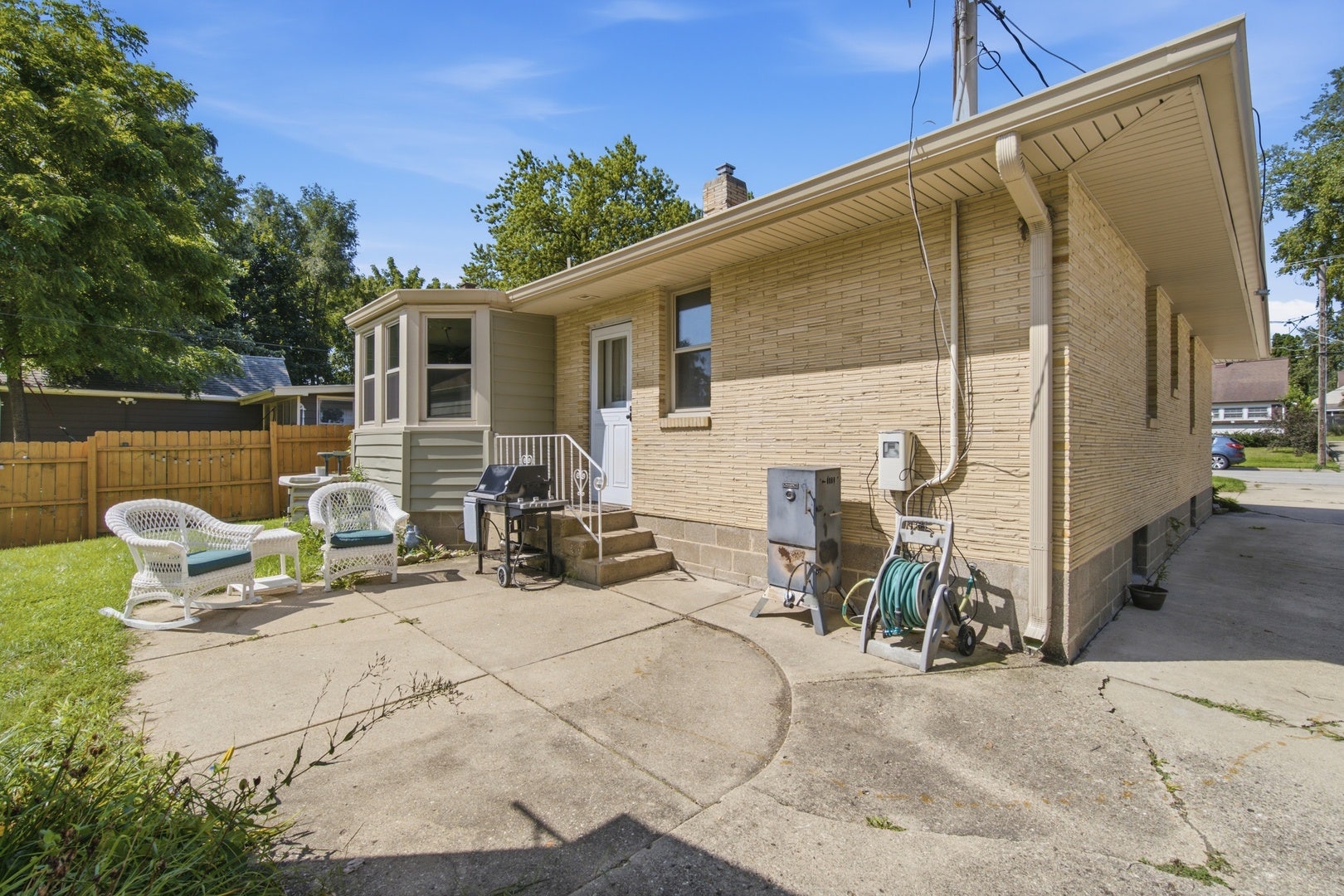 121 S Commonwealth Avenue, Elgin, IL 60123 121 S Commonwealth Avenue, Elgin, IL 60123