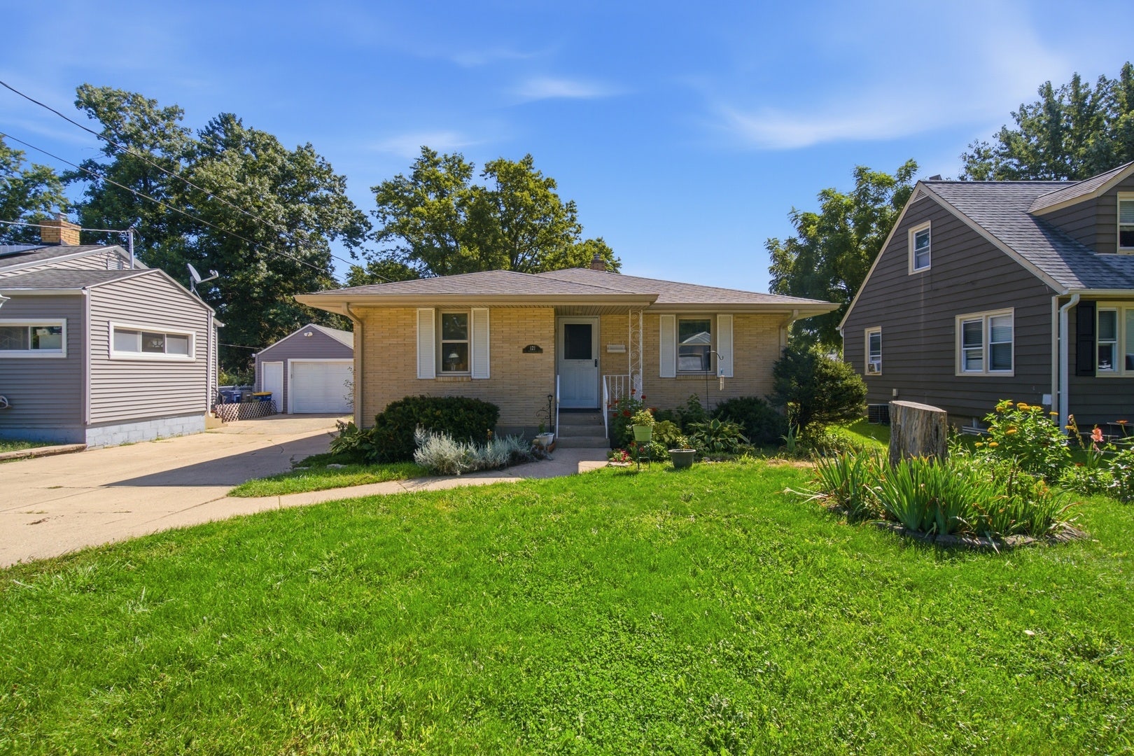 121 S Commonwealth Avenue, Elgin, IL 60123 121 S Commonwealth Avenue, Elgin, IL 60123