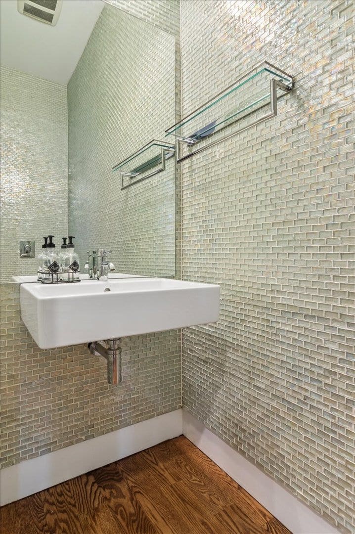 1842 N WOOD Street, Chicago, IL 60622 1842 N WOOD Street, Chicago, IL 60622