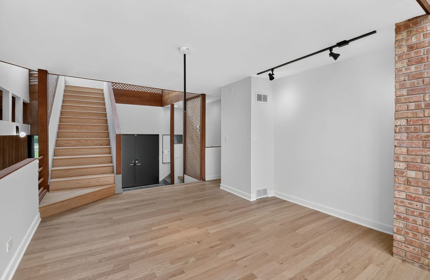 42 Royal Vale Drive, Oak Brook, IL 60523 Bonus space between the Foyer and staircase is an