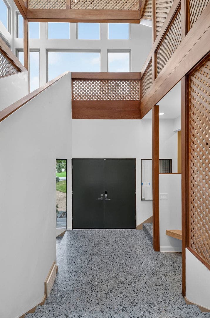 42 Royal Vale Drive, Oak Brook, IL 60523 The seller recently restored and reimagined the ho