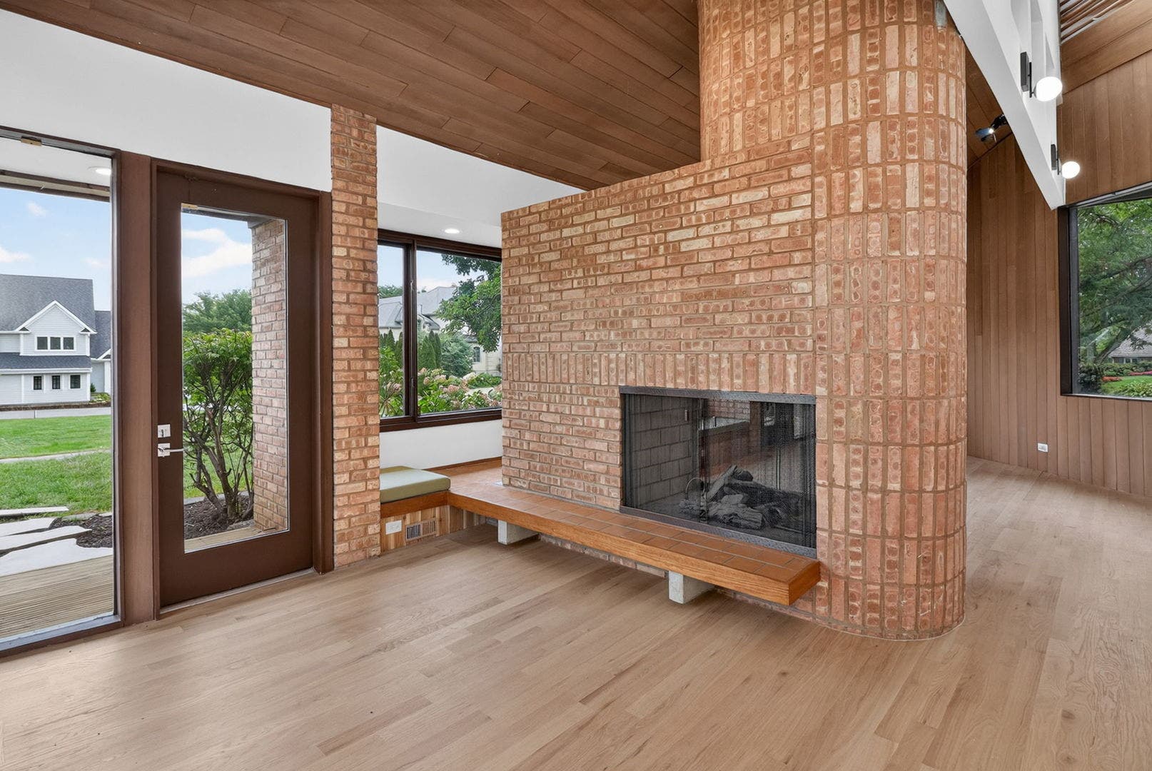 42 Royal Vale Drive, Oak Brook, IL 60523 A second newly built deck is accessible from the D