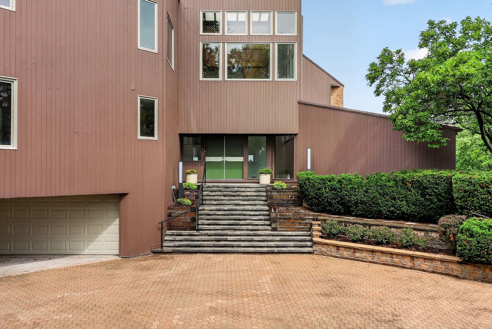 42 Royal Vale Drive, Oak Brook, IL 60523 Designed by Richard Whitaker with Ken Schroeder an