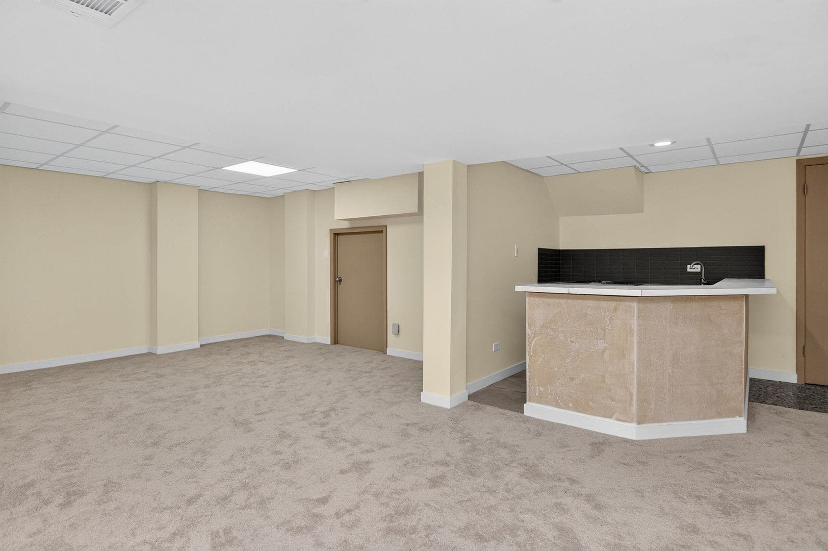 42 Royal Vale Drive, Oak Brook, IL 60523 The Kitchenette combines vintage and new elements