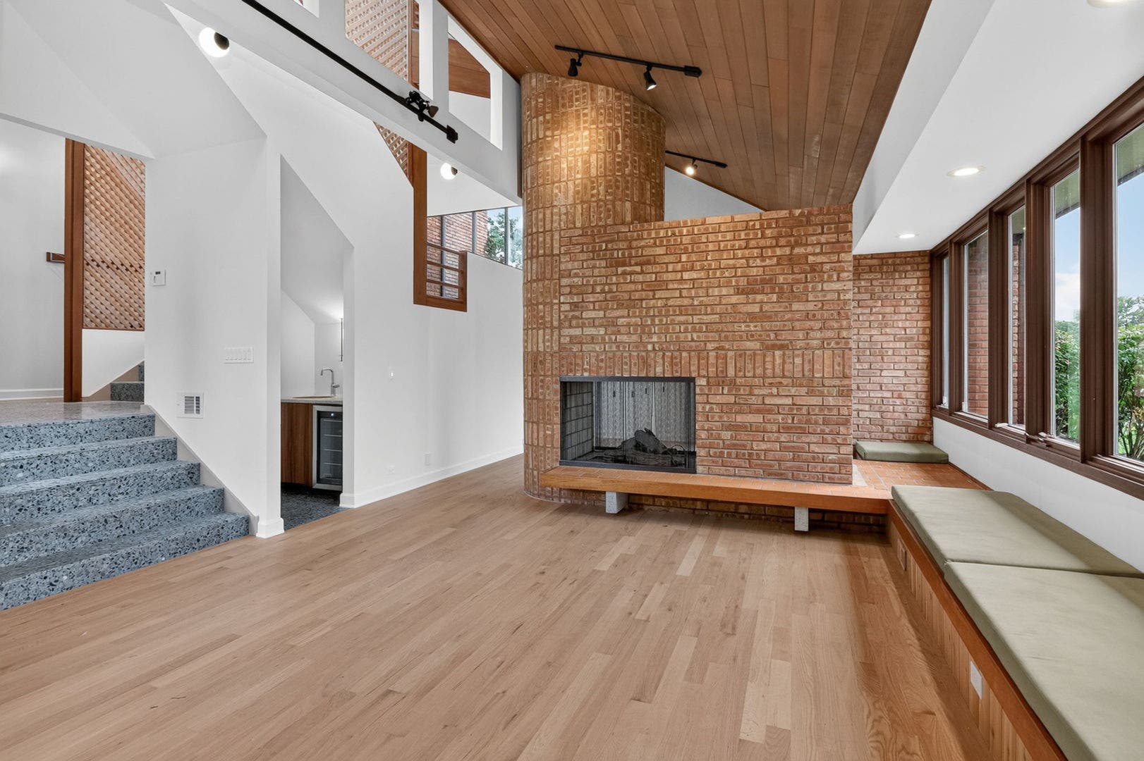 42 Royal Vale Drive, Oak Brook, IL 60523 The 1.5 story Chicago Common Brick double-sided fi
