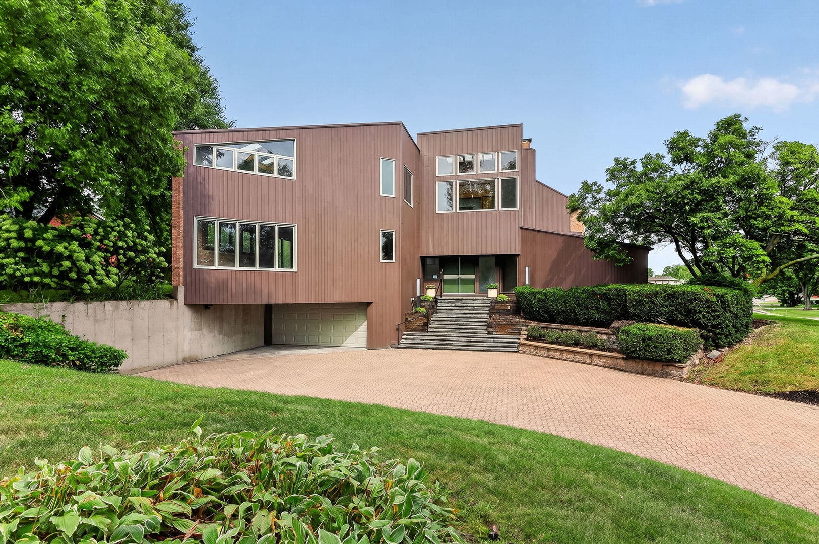 42 Royal Vale Drive, Oak Brook, IL 60523 Welcome to the Sahgal House located at 42 Royal Va