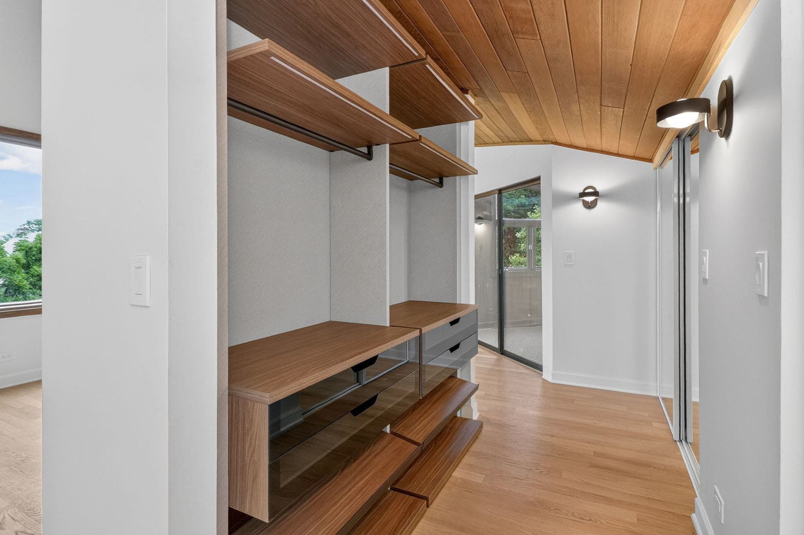 42 Royal Vale Drive, Oak Brook, IL 60523 The dressing area includes these Novello built-ins
