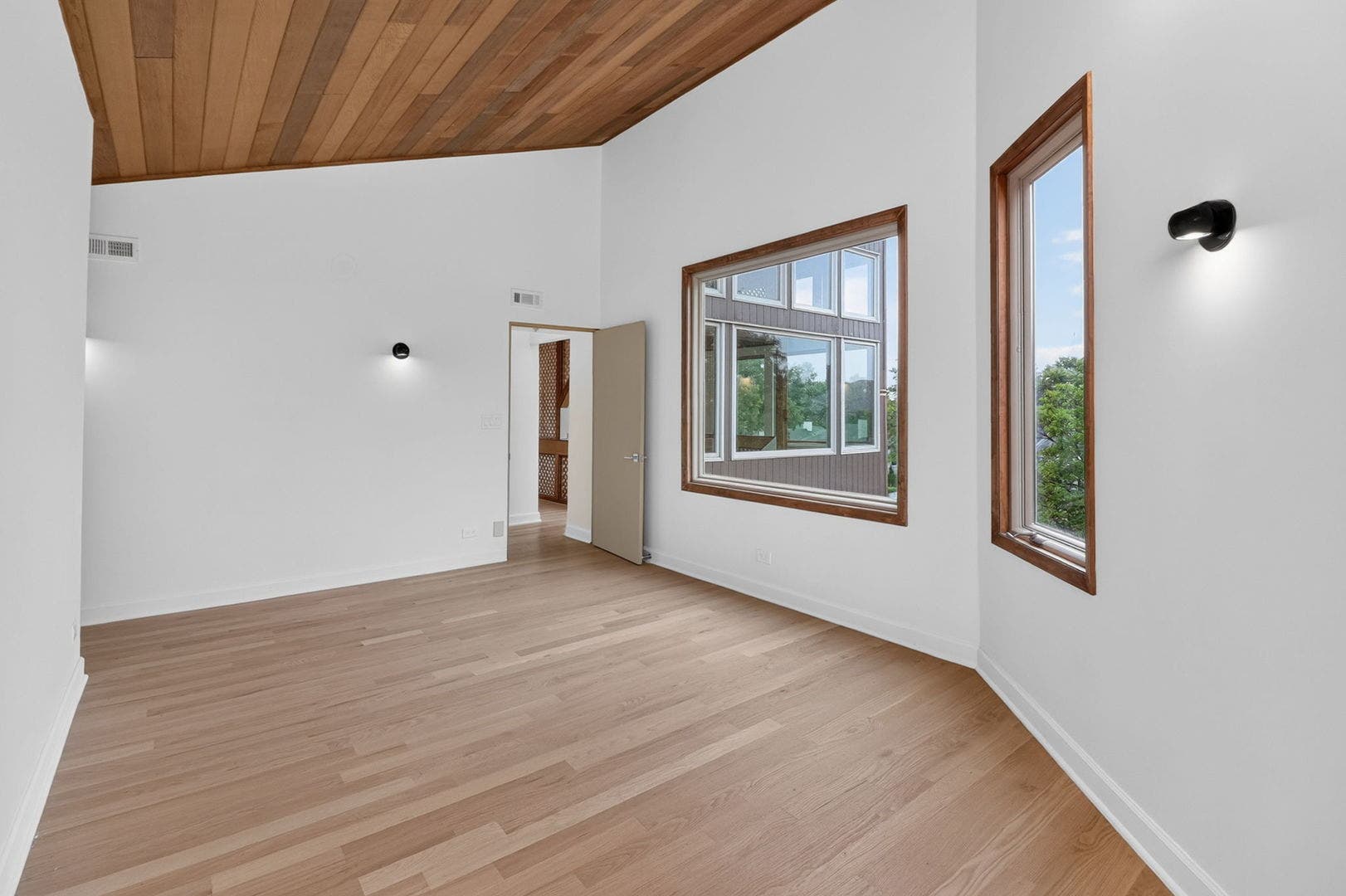 42 Royal Vale Drive, Oak Brook, IL 60523 The Primary Bedroom can easily accommodate a King