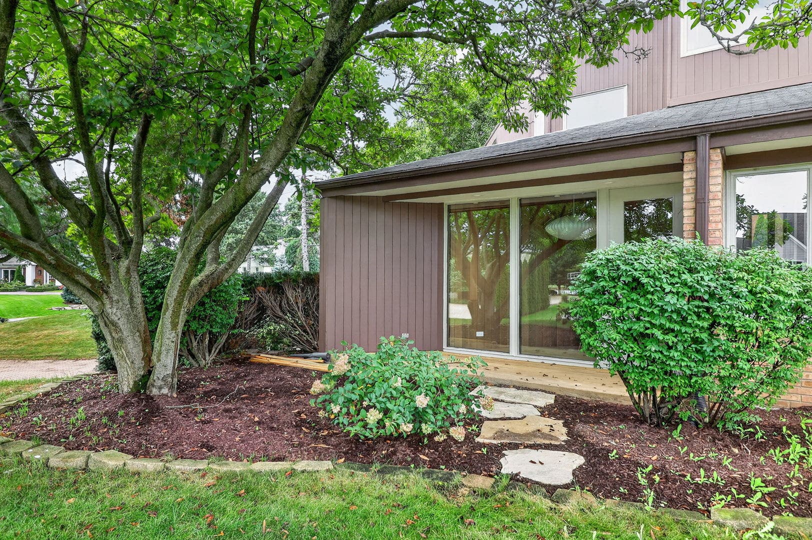 42 Royal Vale Drive, Oak Brook, IL 60523 A comprehensive list of feature and updates are av