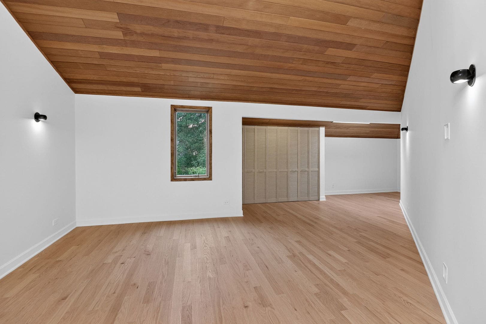 42 Royal Vale Drive, Oak Brook, IL 60523 All bedrooms on the second level feature skylights