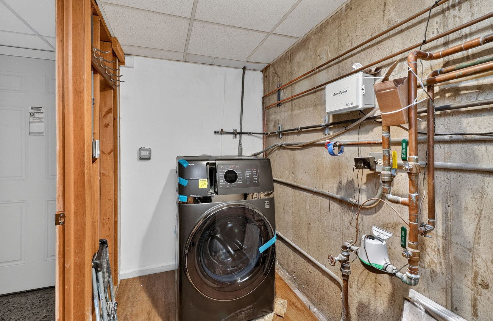 42 Royal Vale Drive, Oak Brook, IL 60523 The Utility + Laundry Room includes this new GE Sm