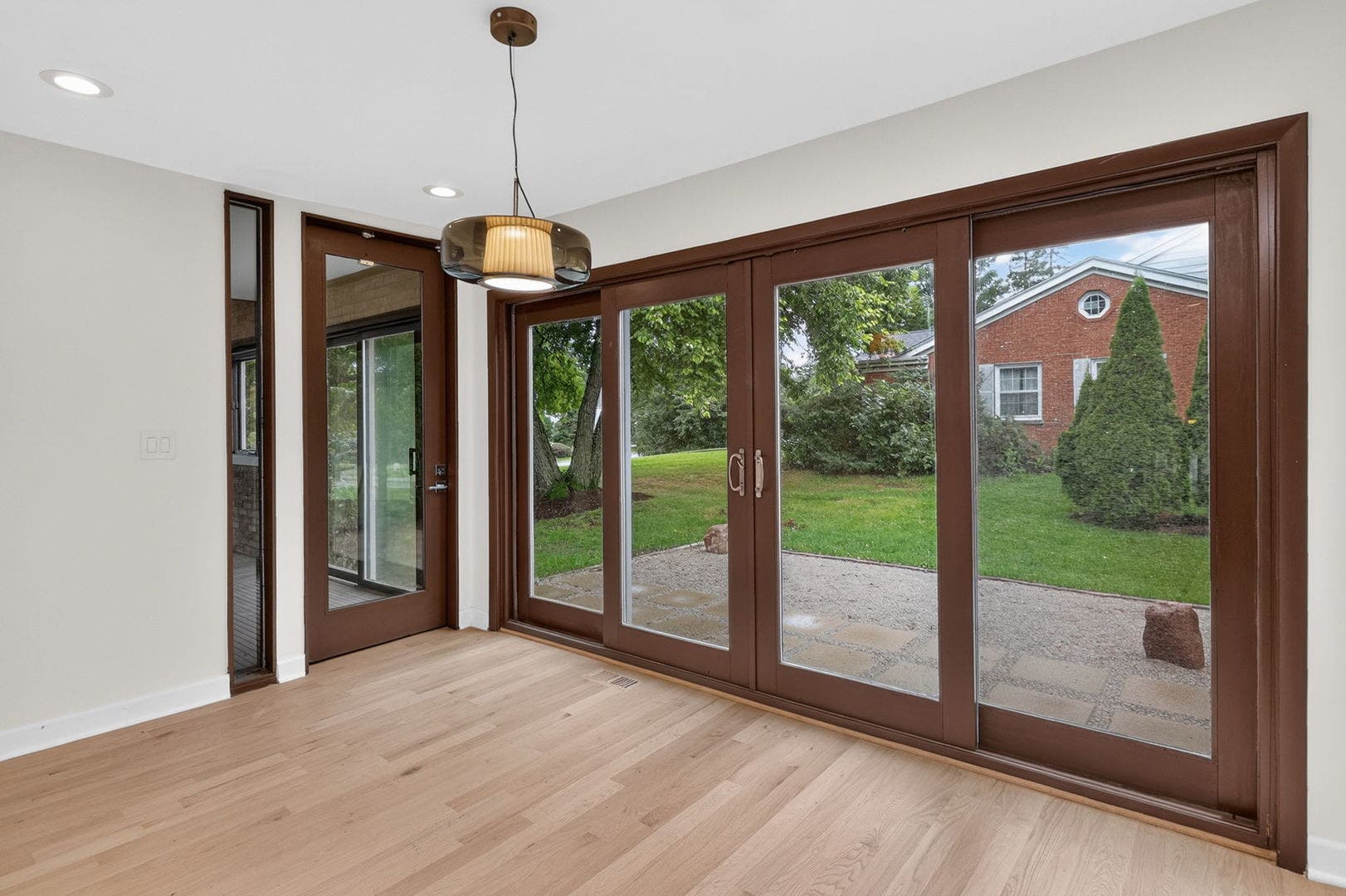 42 Royal Vale Drive, Oak Brook, IL 60523 The Breakfast Room/Dining Room has three access po
