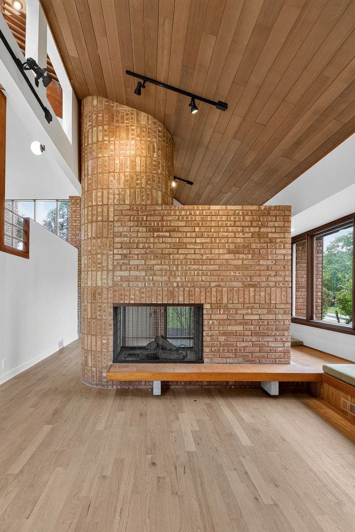 42 Royal Vale Drive, Oak Brook, IL 60523 As are the cut outs in the walls above